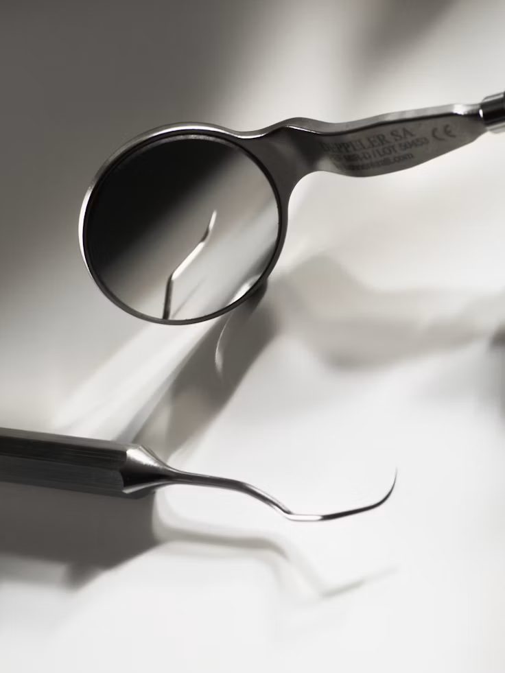 Miroir dentaire stérilisé posé sur son plateau