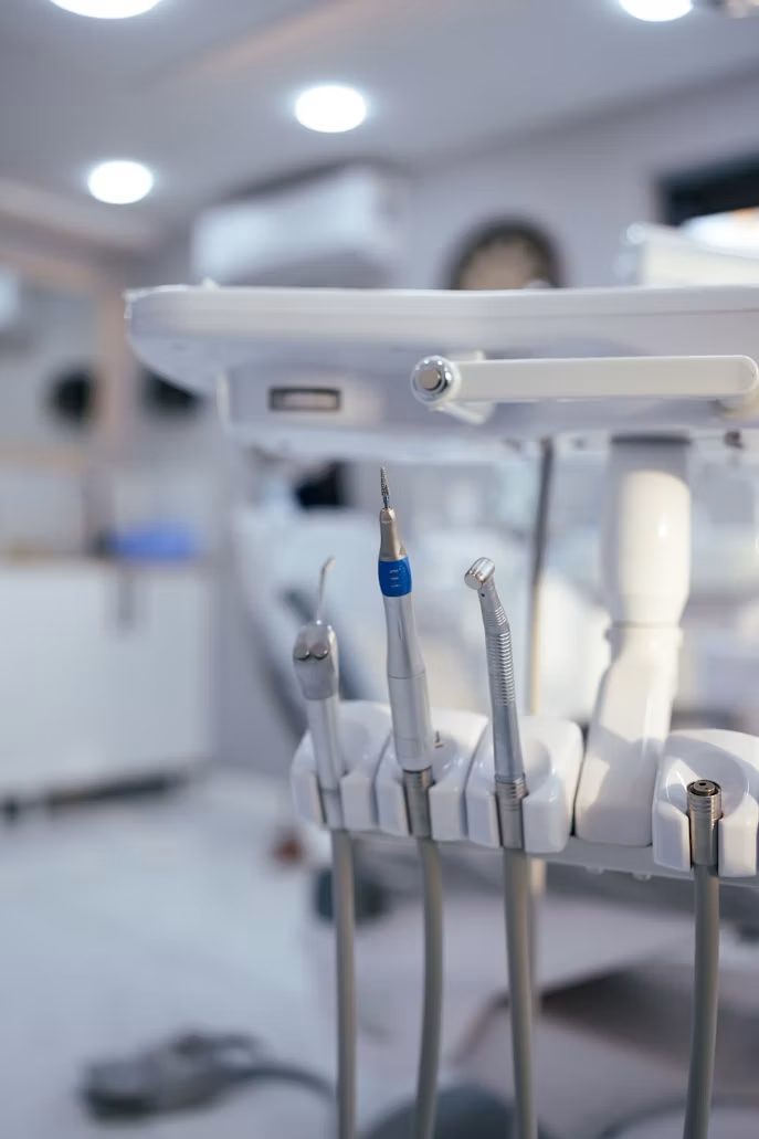 Les instruments rangés sur l’unit dentaire, prêts pour le prochain soin