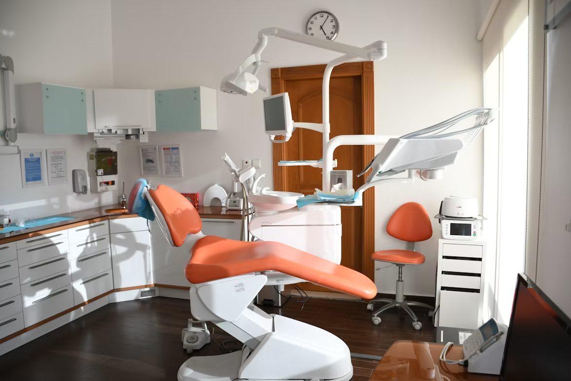 La salle de soins du cabinet, avec son fauteuil orange baigné de lumière naturelle