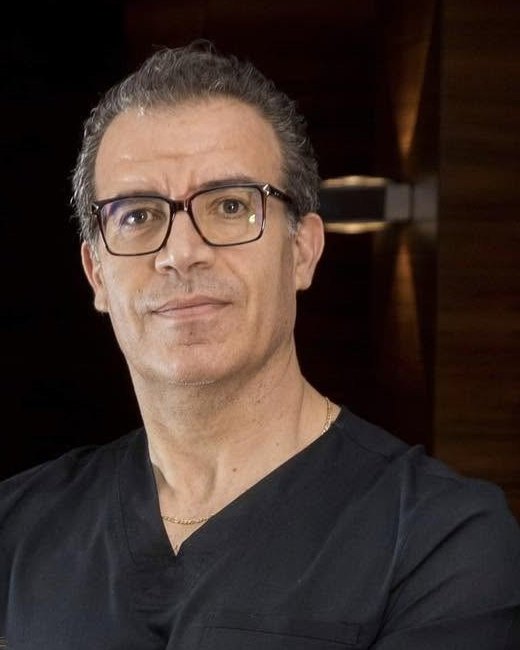 Portrait du Dr Frigui, en tenue de praticien