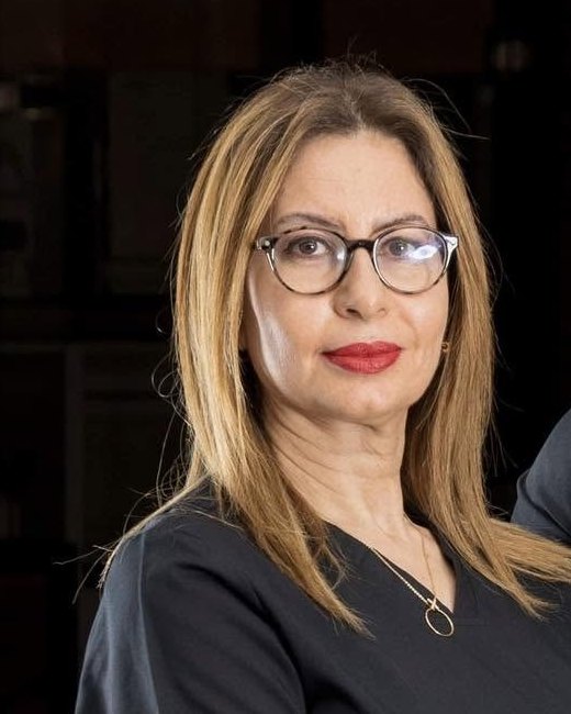 Portrait de la Dre Frigui, en tenue de praticienne